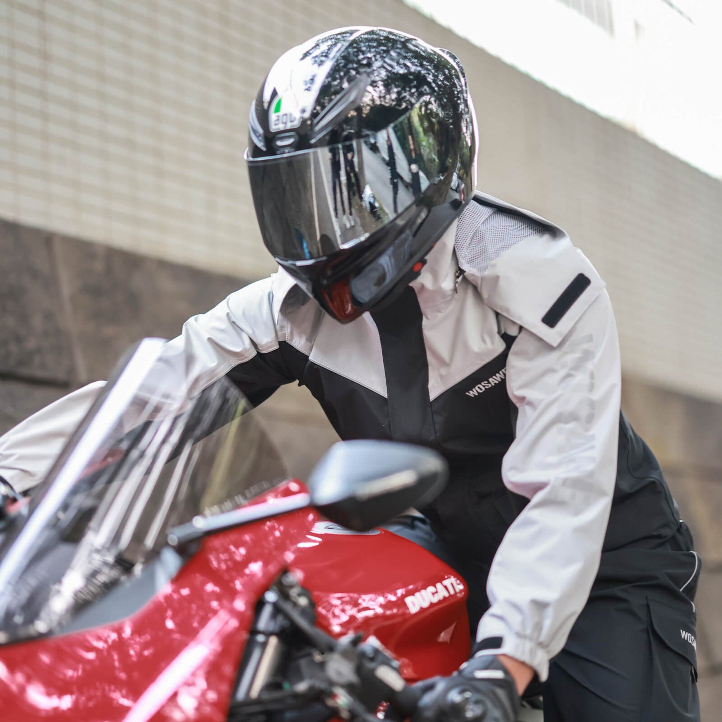 Wind- und wasserdichte Regenjacke mit Kapuze